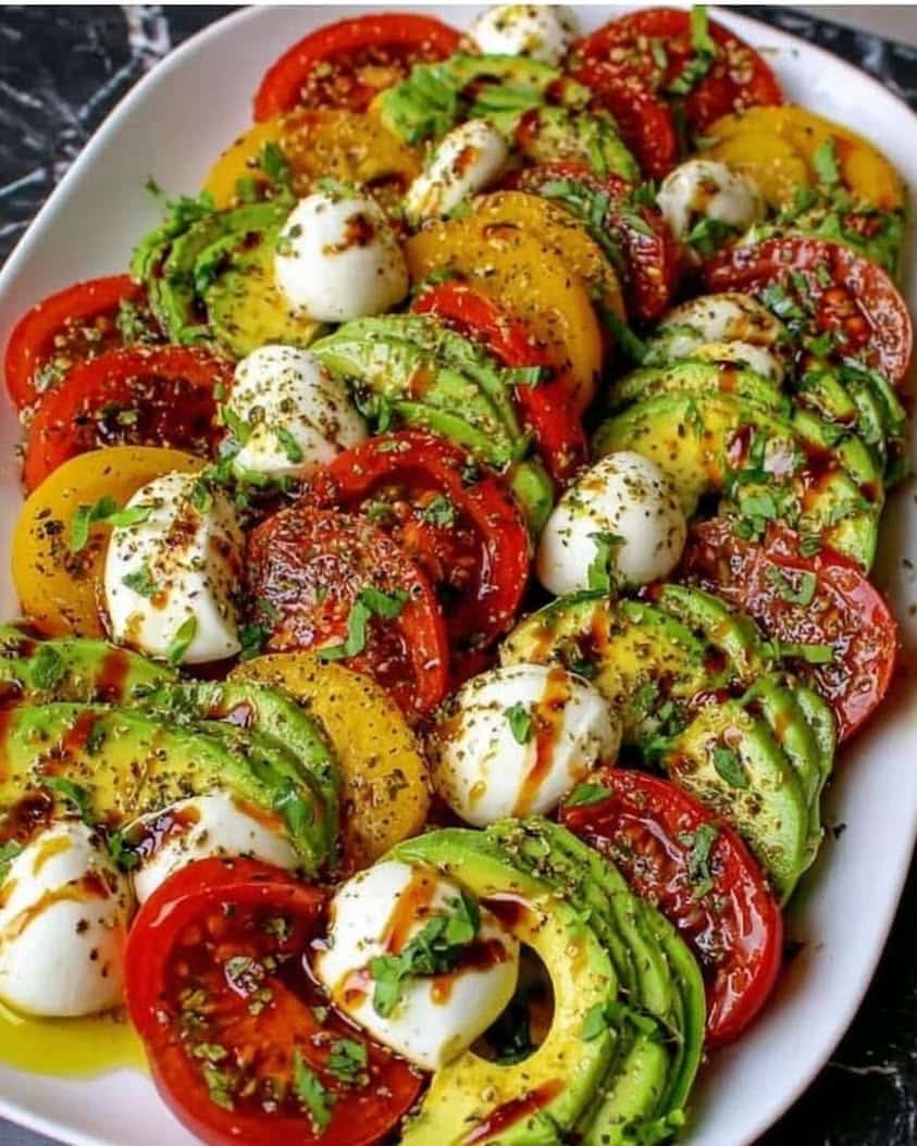 Cheesy Avocado Caprese Platter: A Creamy, Fresh Twist on a Classic 2 Cheesy Avocado Caprese Platter