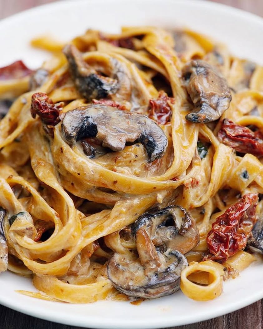 Sun Dried Tomato and Mushroom Pasta in Garlic Basil Sauce